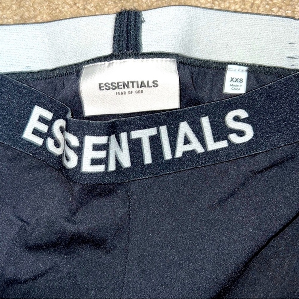 Essential Shorts - Picture 2 of 4